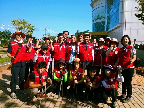 오산천 청소전 찍은 봉사단 단체사진
